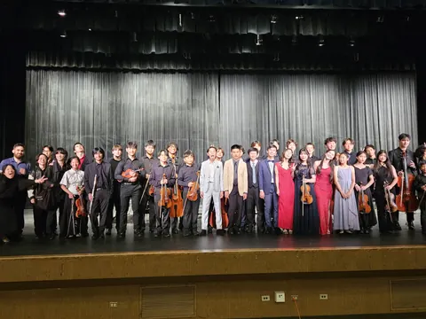 Justin Chen on stage with fellow musicians