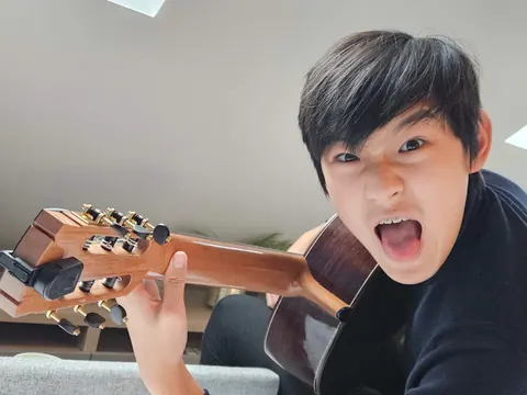 Justin Chen having fun offstage with his guitar