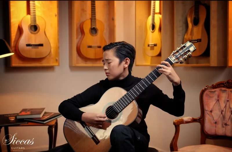Justin Chen recording with Siccas Guitars